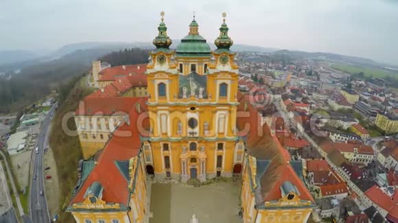 奥地利梅尔克著名巴洛克风格修道院的天桥景观内码可见视频的预览图