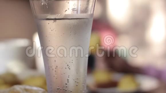桌上有矿泉水的玻璃杯烤土豆和香肠的乡村早餐视频的预览图