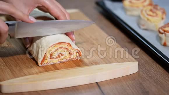 在木桌和厨师上做自制意大利披萨卷视频的预览图