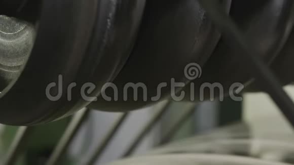 薄胶带在绿色轮胎上慢慢涂覆视频的预览图