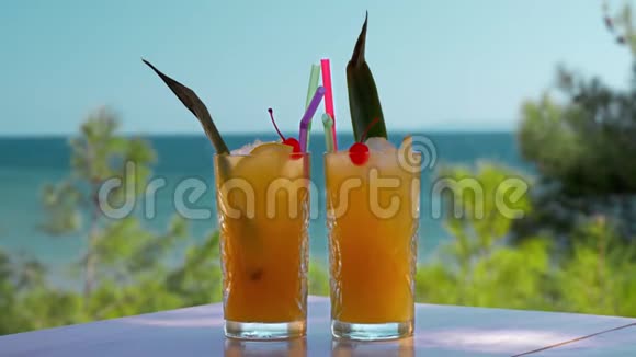 海底两杯冰果饮料休假时间视频的预览图