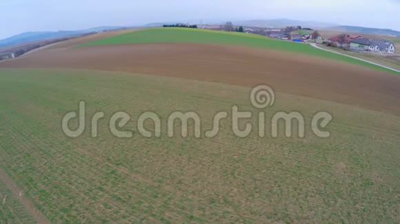 飞越农村的耕地农业工业农田视频的预览图