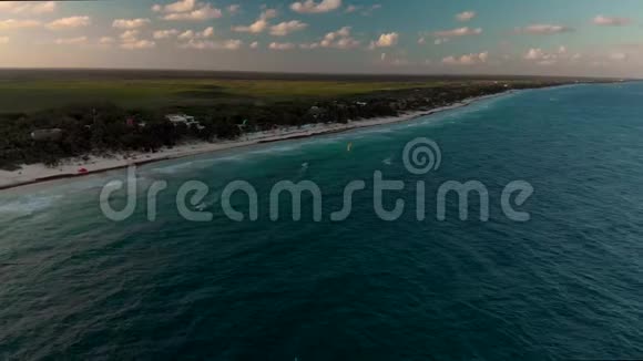 墨西哥图卢姆海滩附近日落时赤鸢冲浪者的空中镜头视频的预览图