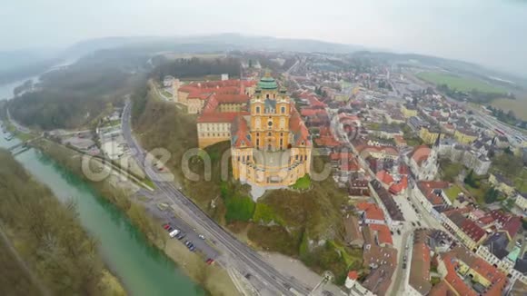从多瑙河和本笃会修道院的顶部俯瞰奥地利梅尔克镇冬季视频的预览图