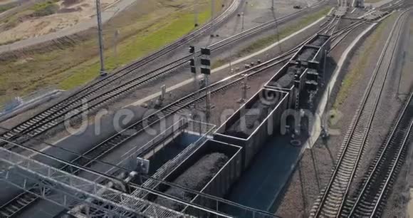 满载煤炭的货运车队在途中视频的预览图
