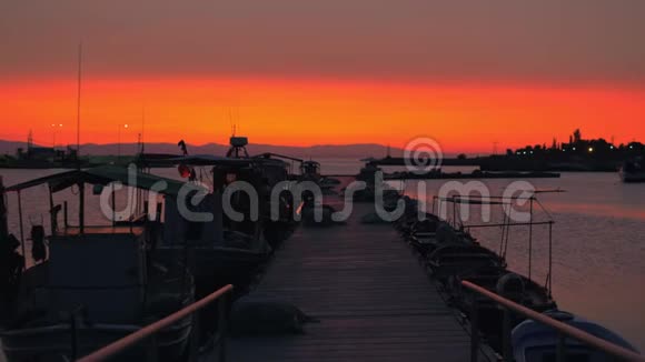 码头的夜景码头船只和橙色天空视频的预览图