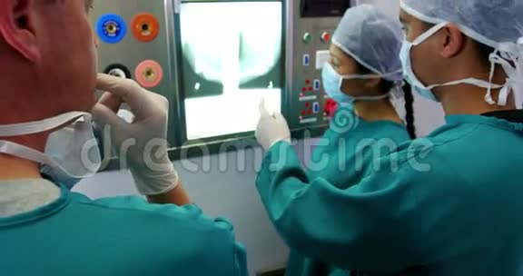 外科医生和护士看x光视频的预览图