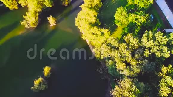 萨格勒布的Bundek湖绿绿洲鸟瞰图视频的预览图