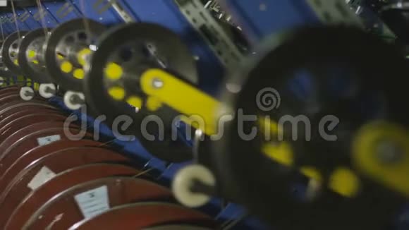 轮胎生产厂的流焦车床螺纹视频的预览图