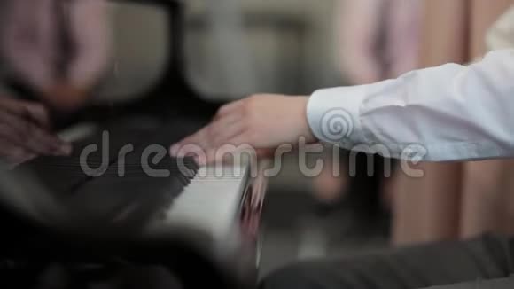 音乐家手在弹钢琴视频的预览图