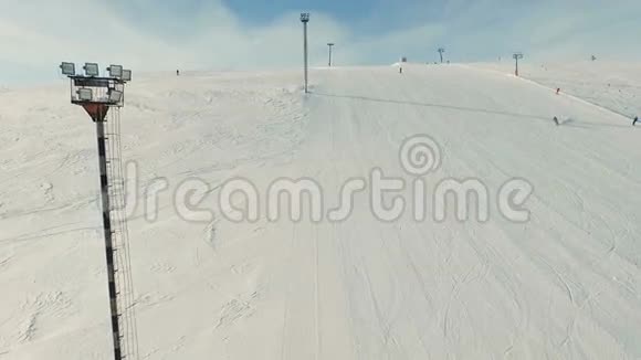 年轻的滑雪者下山视频的预览图