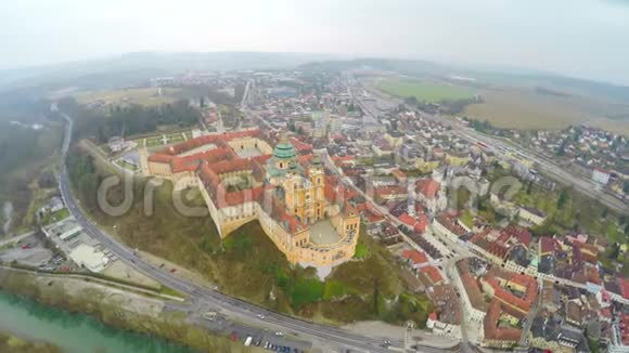 本笃会修道院位于奥地利梅尔克镇多瑙河从上面看视频的预览图