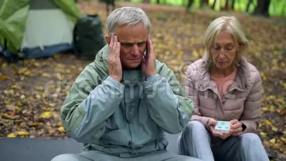 有爱心的老年妇女在森林里给生病的丈夫吃药视频的预览图