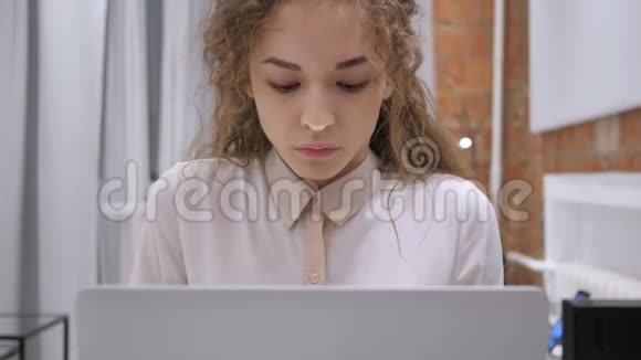 思考女性在笔记本电脑工作坐在办公室视频的预览图