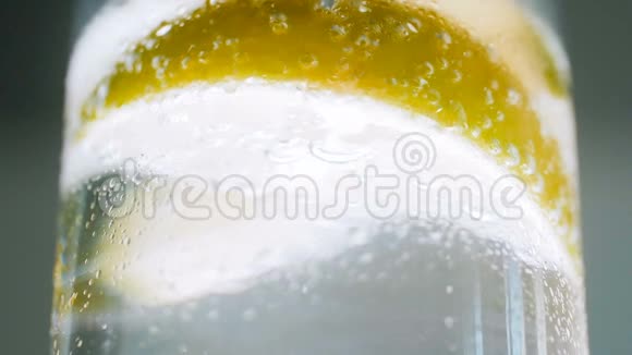 特写镜头聚焦在加柠檬的碳酸苏打水上视频的预览图