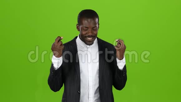 非裔美国人跨越他的手指希望在他的努力中有一个快乐的时刻绿色屏幕视频的预览图