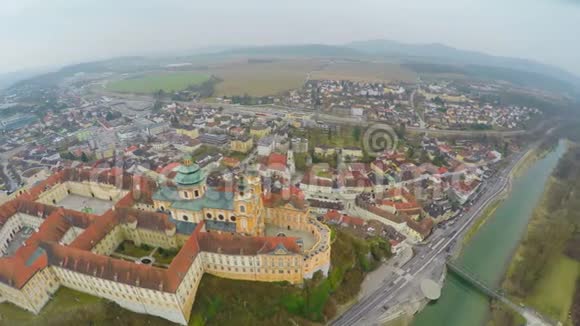 奥地利梅尔克修道院和多瑙河的俯视图寒冷多雨的天气冬季视频的预览图