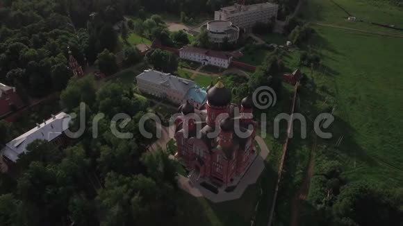 俄罗斯卢基诺村与圣十字修道院和阿森松大教堂空中视频的预览图
