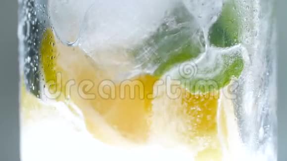 苏打水在玻璃中缓慢地倒入柠檬薄荷和冰视频的预览图
