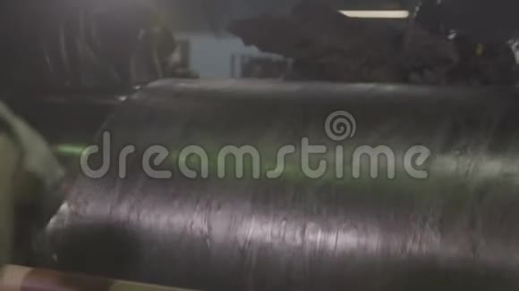 胶皮滴入胶辊混合器视频的预览图