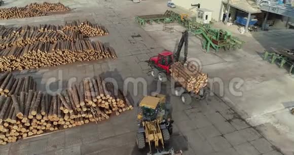 工作过程在现代木工工厂的顶部视图在锯木厂仔细折叠的原木视频的预览图