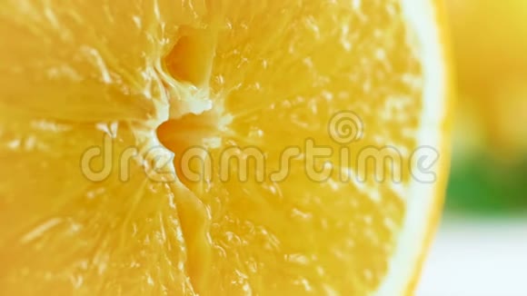 特写慢镜头镜头从橙子切片上滴出汁液视频的预览图