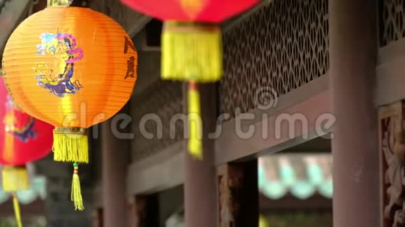 中秋节中国传统纸灯笼挂在户外的纸灯笼视频的预览图