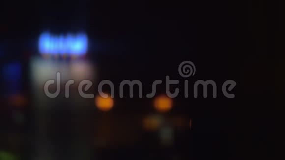 带照明酒店横幅的夜景视频的预览图