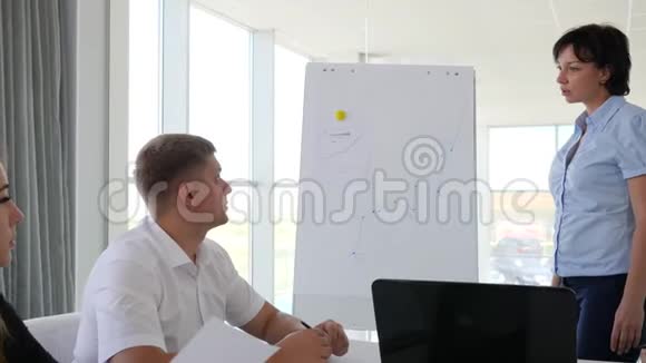 会议室白板旁图示办公室同事头脑风暴视频的预览图