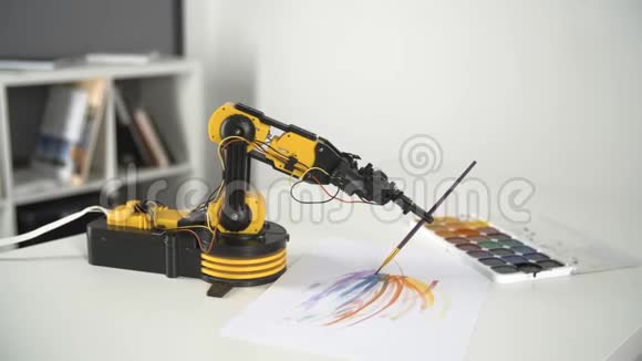 机器人手臂与使用刷子绘画智能机械手实验工业机器人模型视频的预览图