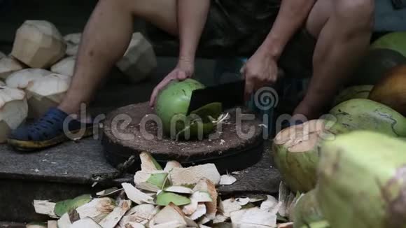 椰子刀正在清洗椰子做菜视频的预览图