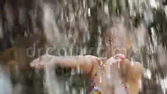女性手在下降的干净水滴下视频的预览图