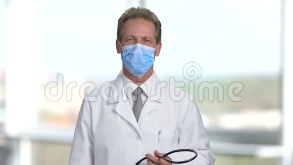成熟医生的肖像戴在他脖子上的听诊器上视频的预览图