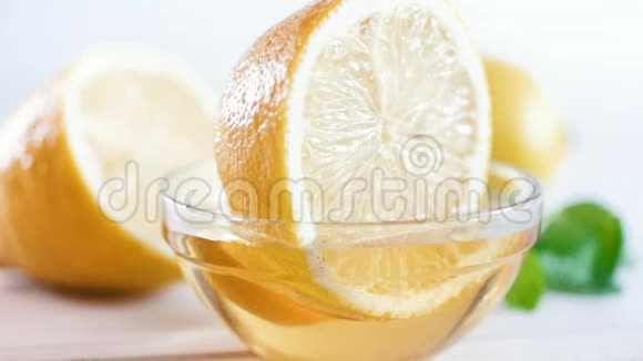 从蜂蜜罐里取出柠檬片视频的预览图