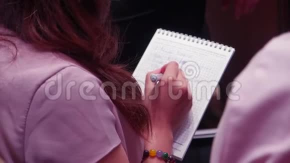女生双手夹在笔记本上库存人与教育的概念女性手的特写视频的预览图
