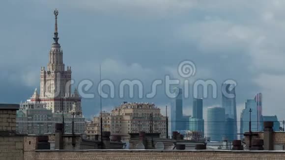 莫斯科上空乌云密布拥有州立大学和现代化摩天大楼的城市景观视频的预览图