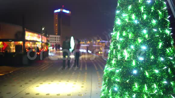 夜晚城市的圣诞气氛快乐的夫妻享受约会时光流逝视频的预览图