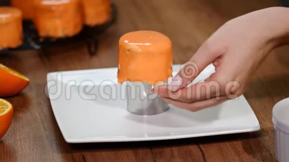 装饰坚果橙色迷你蛋糕视频的预览图