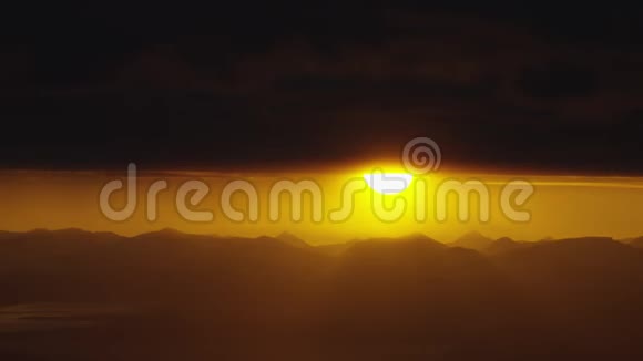 北极午夜的太阳视频的预览图
