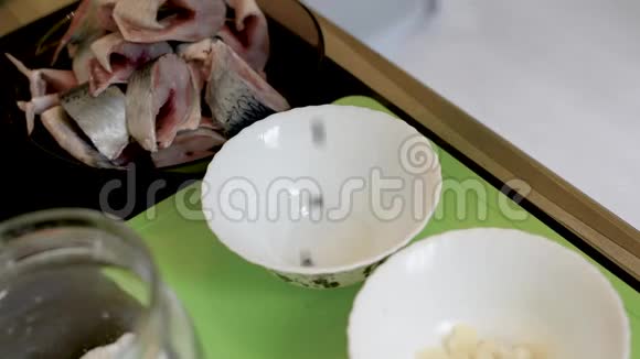 切洋葱和在厨房用具的背景上倒入胡椒视频的预览图
