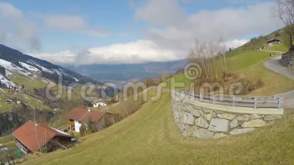 高山村在青山上的空中全景多云的天空旅游视频的预览图