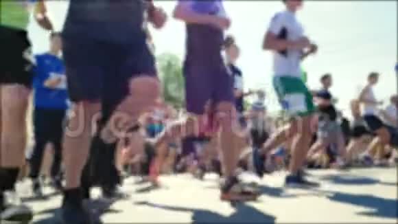 模糊的视频很多人的种族马拉松赛跑运动员的腿健康的生活方式哈代运动员比赛视频的预览图