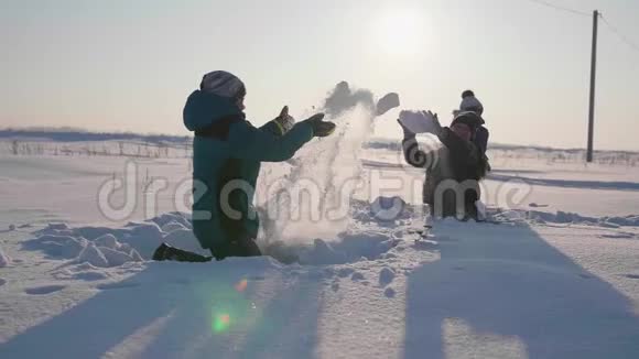 孩子们在冬天的新鲜空气中玩耍扔雪球户外运动视频的预览图