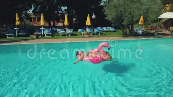 年轻女子在游泳池里放松视频的预览图