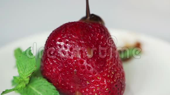在草莓上浇巧克力视频的预览图