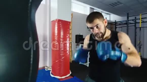 拳击运动运动员拳击视频的预览图