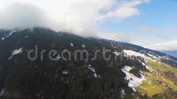 奥地利阿尔卑斯山脉山峰上空云层茂密湿度大天气恶劣视频的预览图
