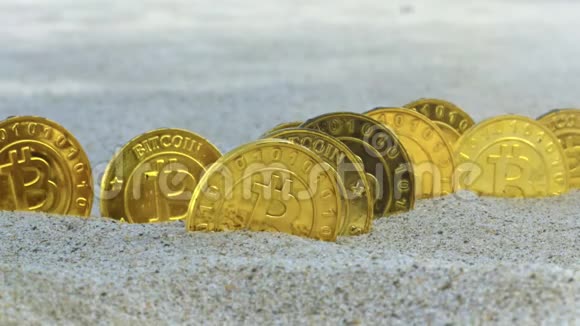 位币落在位于沙地宏观的硬币肋骨上视频的预览图