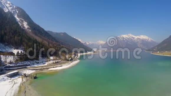 雪山底部深蓝色湖泊全景镜面般的水面视频的预览图