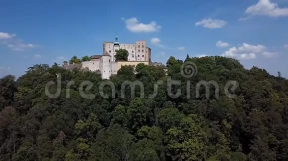在捷克共和国布克洛夫城堡周围飞行视频的预览图